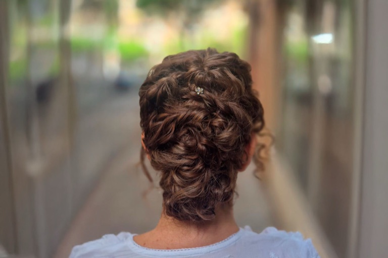 Recogido con trenzas hecho en la peluquería Roal de Acacias